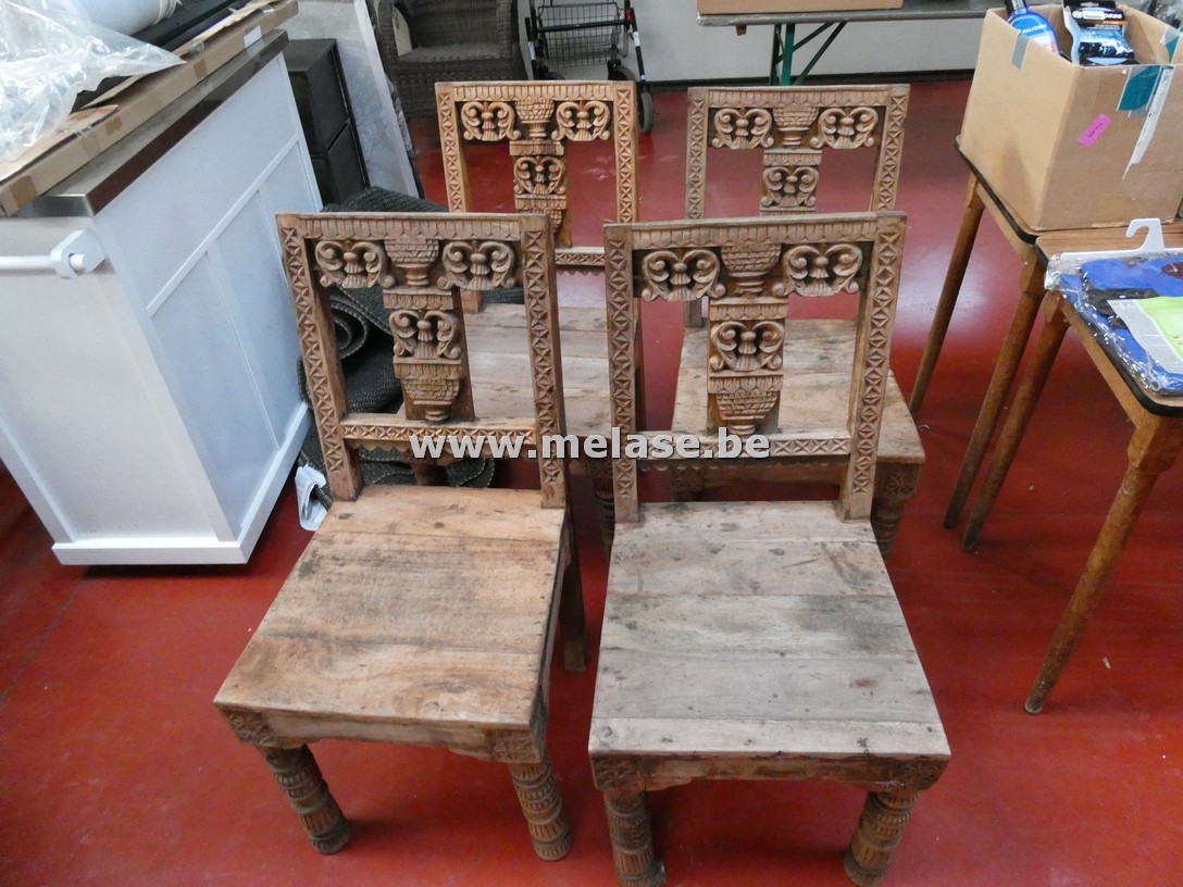 Houten stoelen "met detail snijwerk"