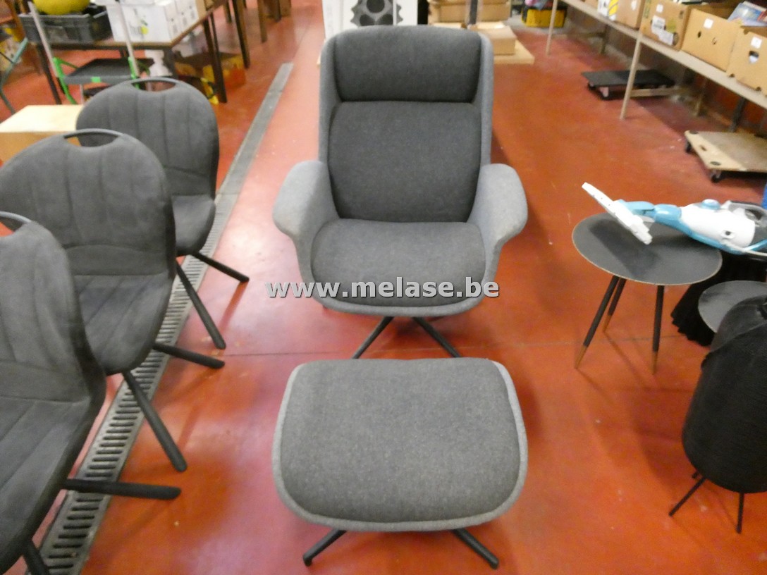 Grijze fauteuil met voetenbank