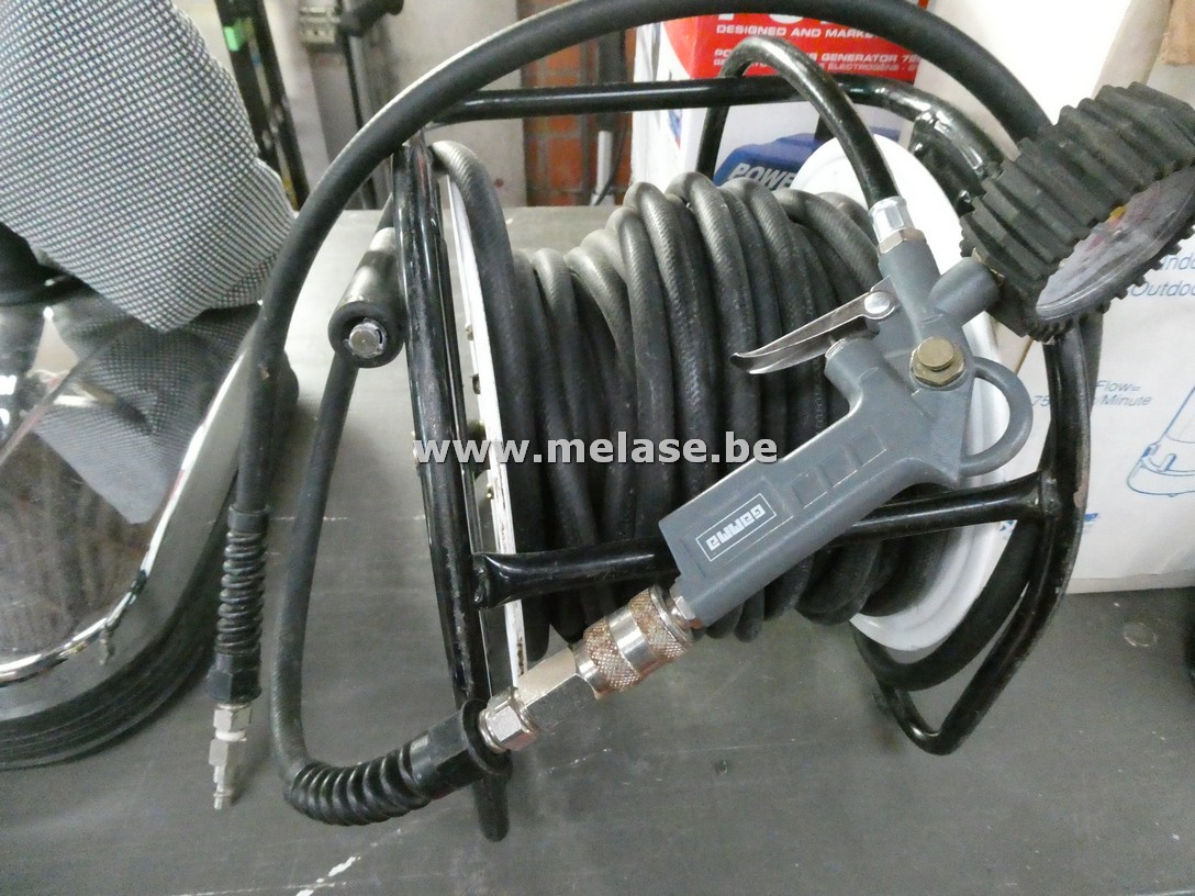 Luchtslang met pistool op haspel