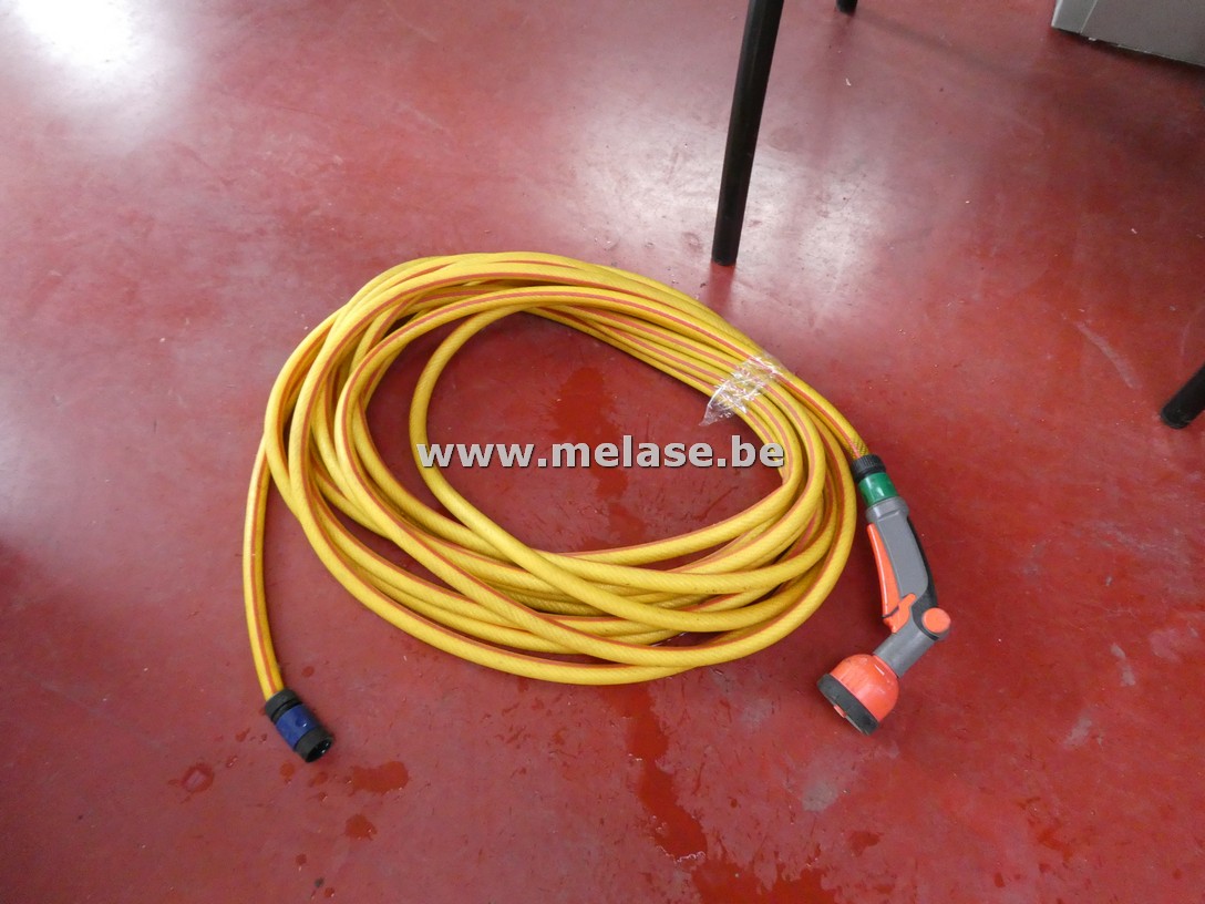 Tuinslang met sproeikop