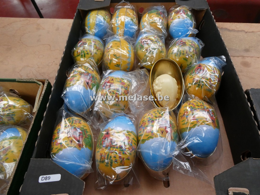 Metalen paasei met wit chocolade ei