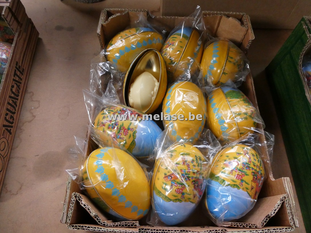 Metalen paasei met wit chocolade ei