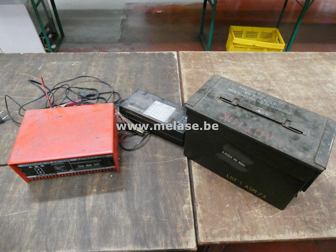 Batterijladers en legerkistje