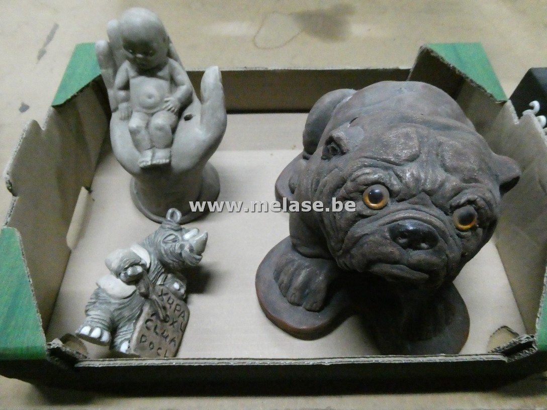 Beeldjes "Hond - hand met kind en neushoorn"