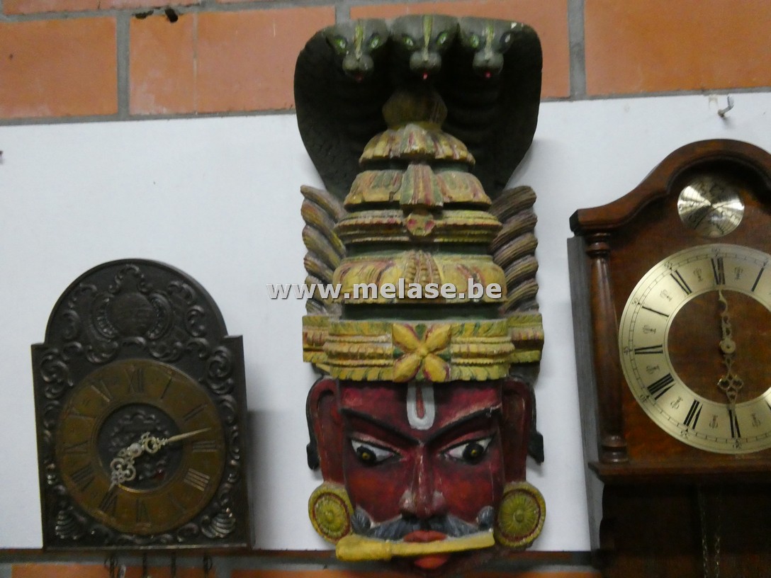 Handgesneden houten wandmasker of sculptuur uit de Indiase traditie