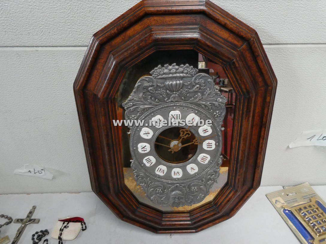 Klassieke octogonale (achthoekige) wandklok 