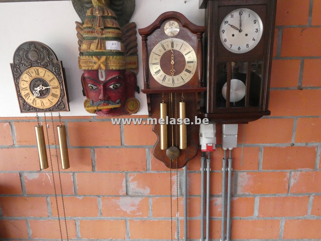 Traditionele slingerwandklok " Tempus Fugit"