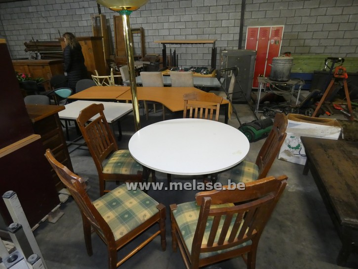 Ronde tafel + 5 stoelen + staande lamp