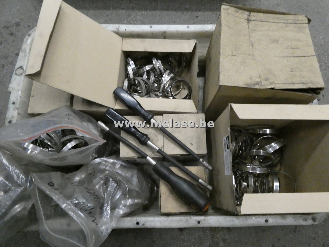 Bak met diverse klembandjes