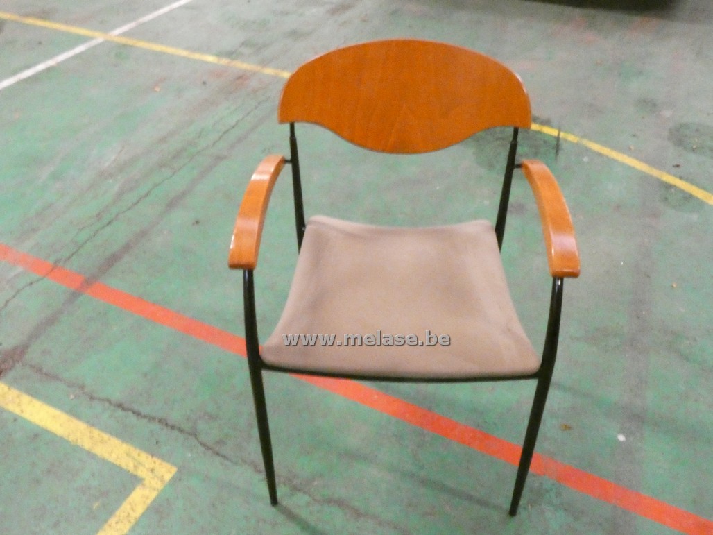 Stapelbare stoelen "grijs stoffen zit en houten rug"