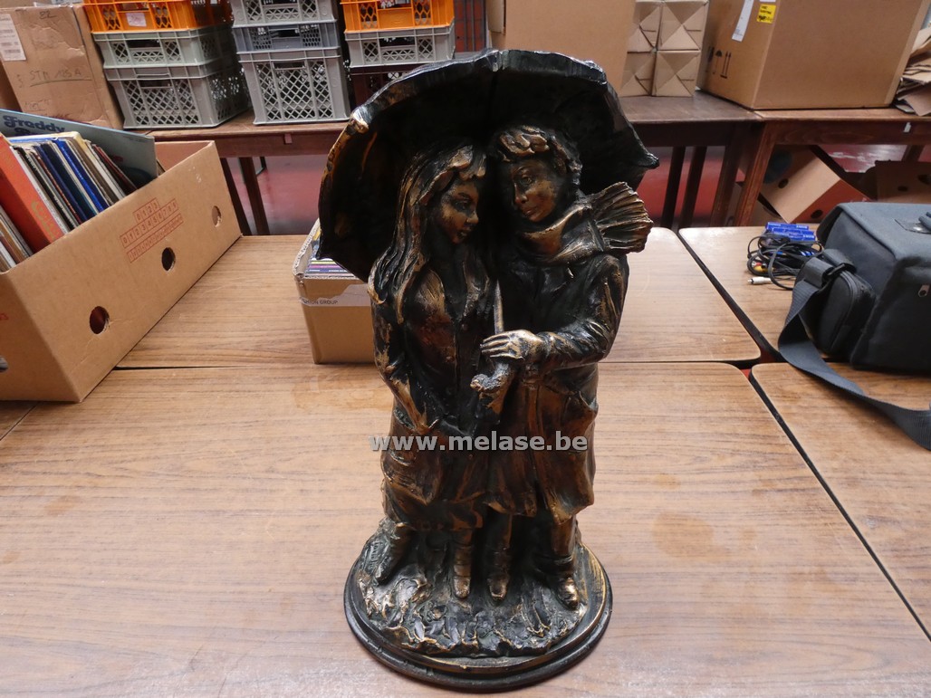 Bronzen beeld "kinderen onder paraplu"