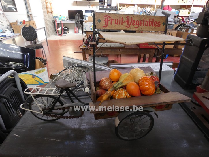 Decoratie "Triporteur met groenten en fruit"