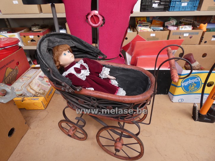 Poppenwagen met porseleinen pop