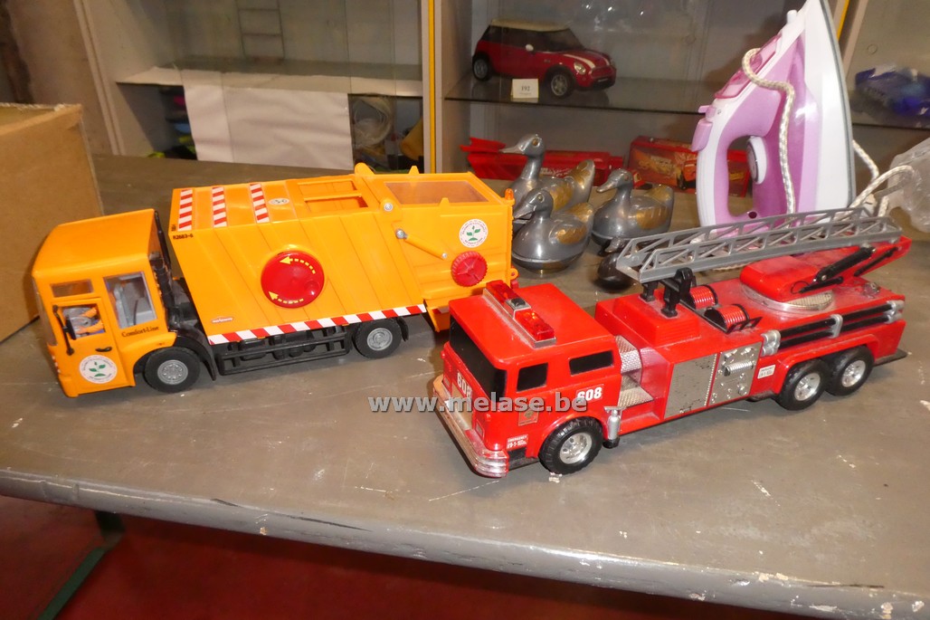 Speelgoedauto's "brandweer en vuilniswagen"