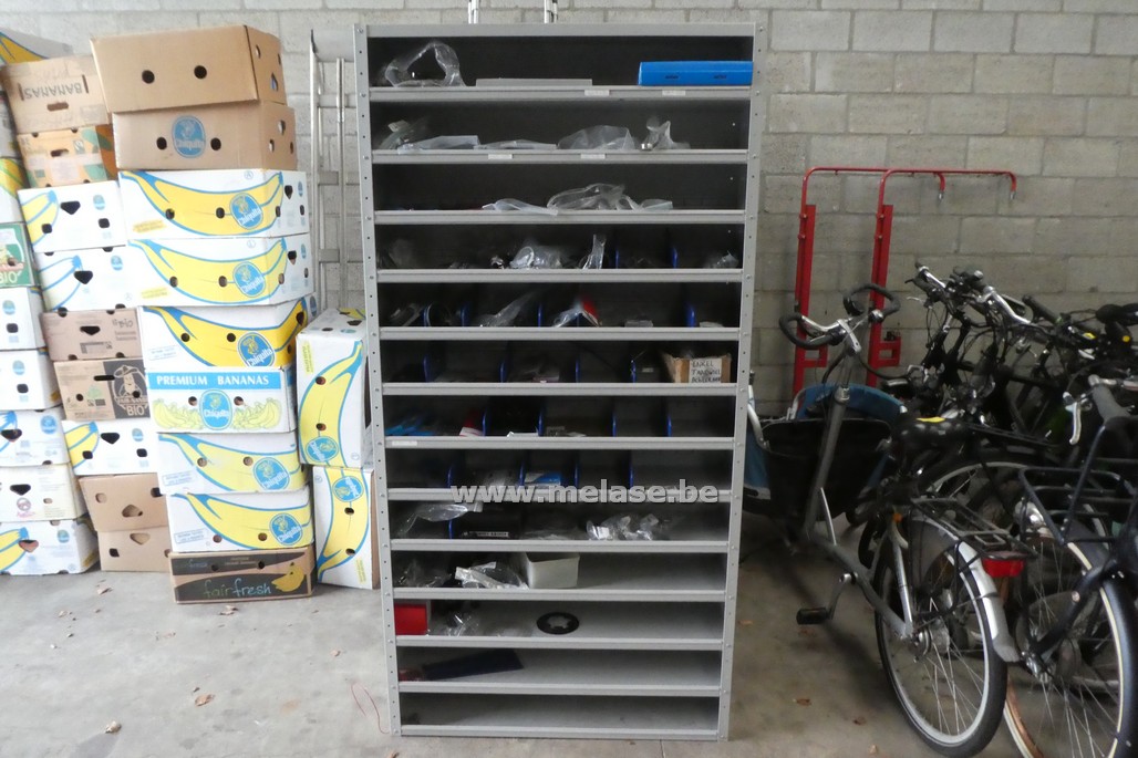 Metalen kast + inhoud "fietsaccessoires"