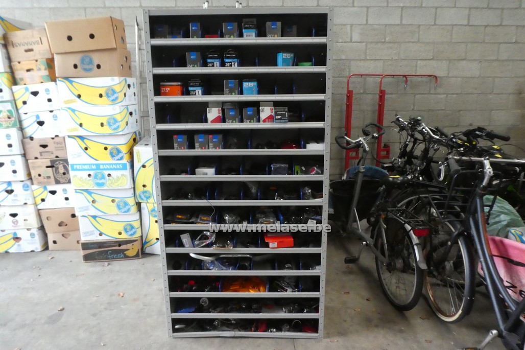 Metalen kast + inhoud "fietsaccessoires"