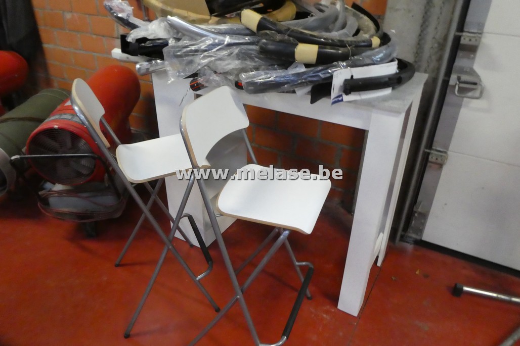 Hoge tafel + 2 hoge stoelen