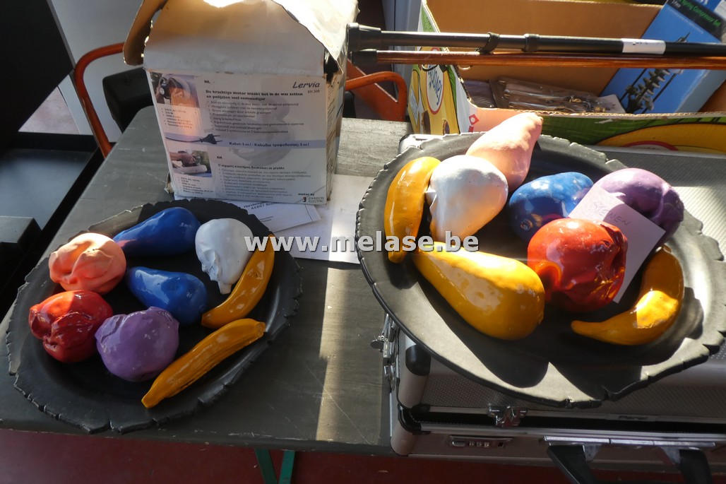 Schalen met fruit in steen