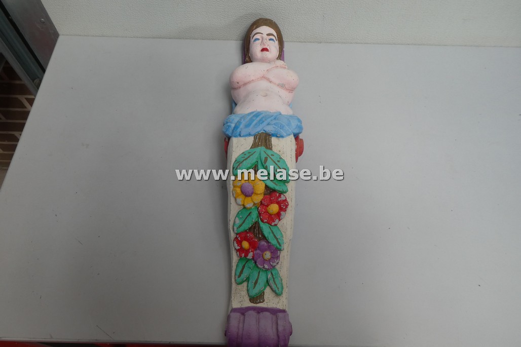 Stenen wanddecoratie "dame"
