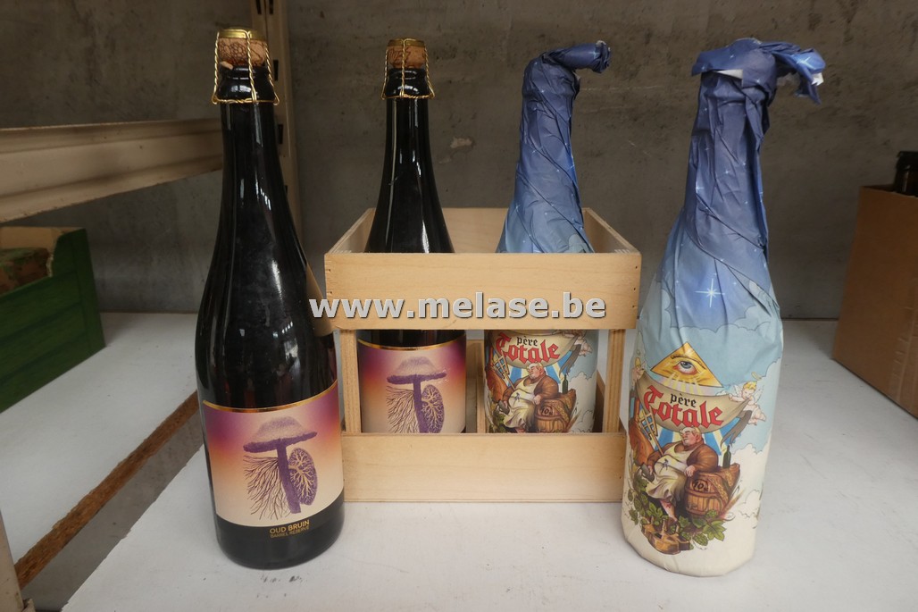 Kistje met 4 magnumflessen "Oud bruin Père Total"