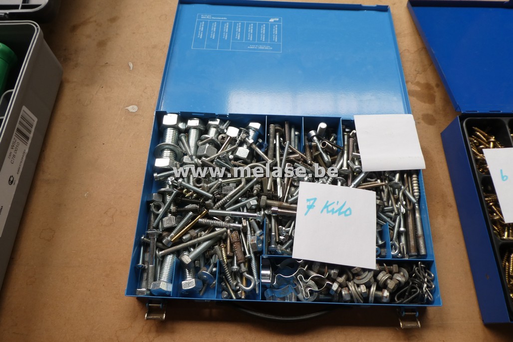 Metalen koffer + inhoud