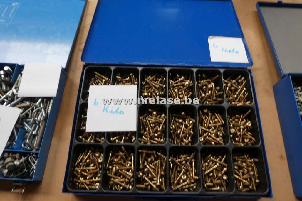Metalen koffer + inhoud