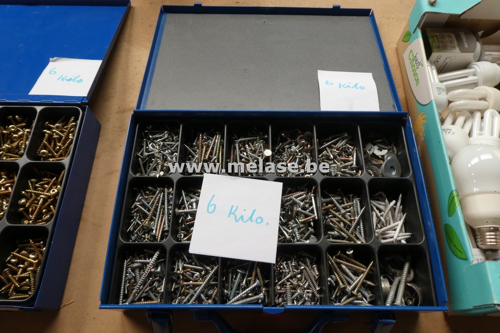 Metalen koffer + inhoud