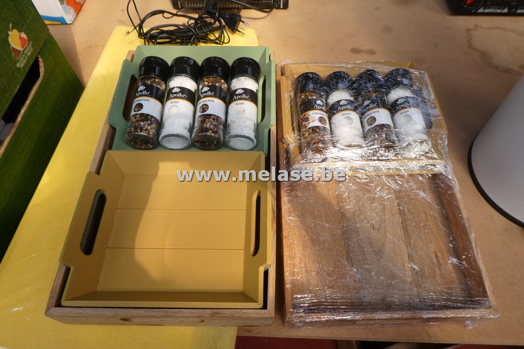 Set houten dienbladen met peper- en zoutmolens