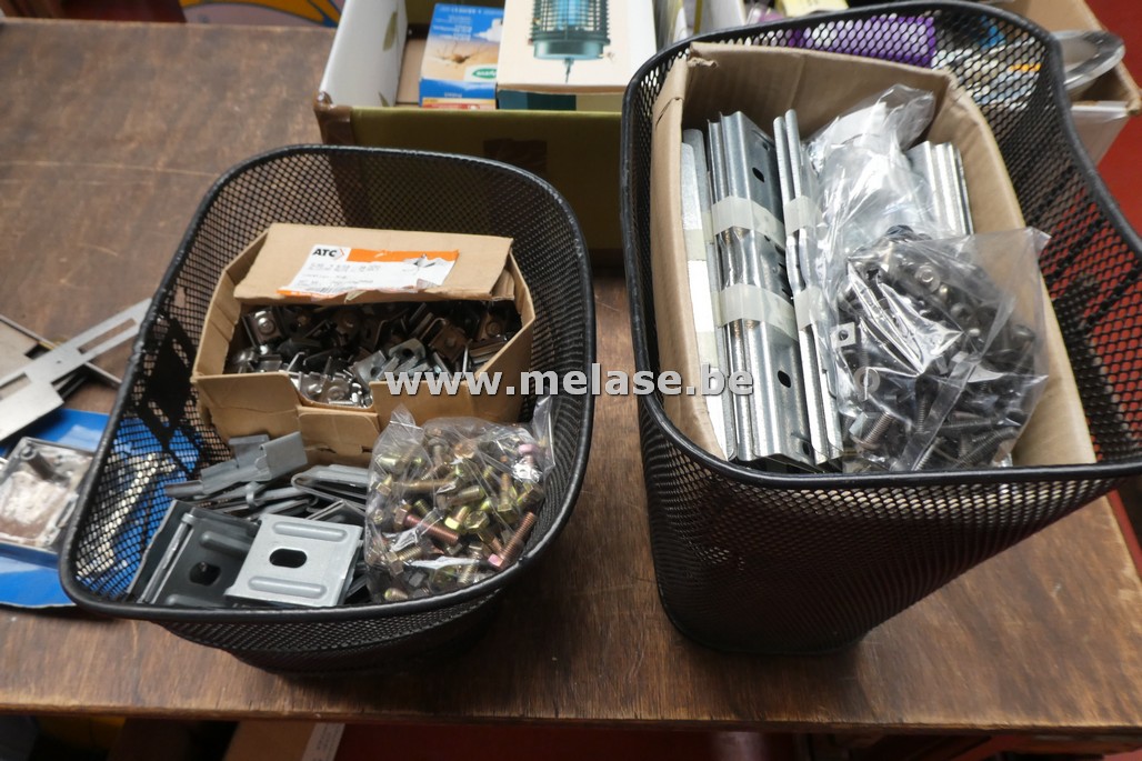 Fietsmanden met diverse bevestigingsmaterialen