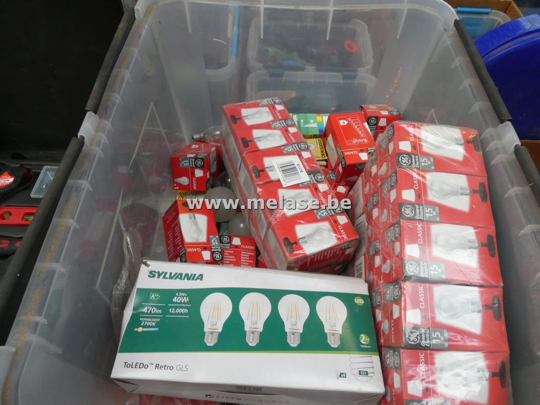 Bak met diverse lampen