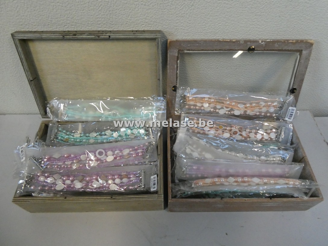 2 kistjes met diverse armbanden
