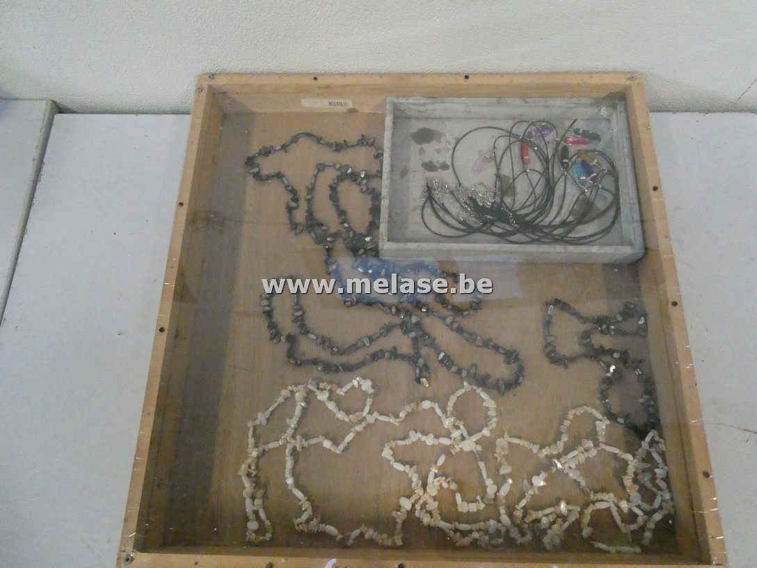 Kistje met halskettingen