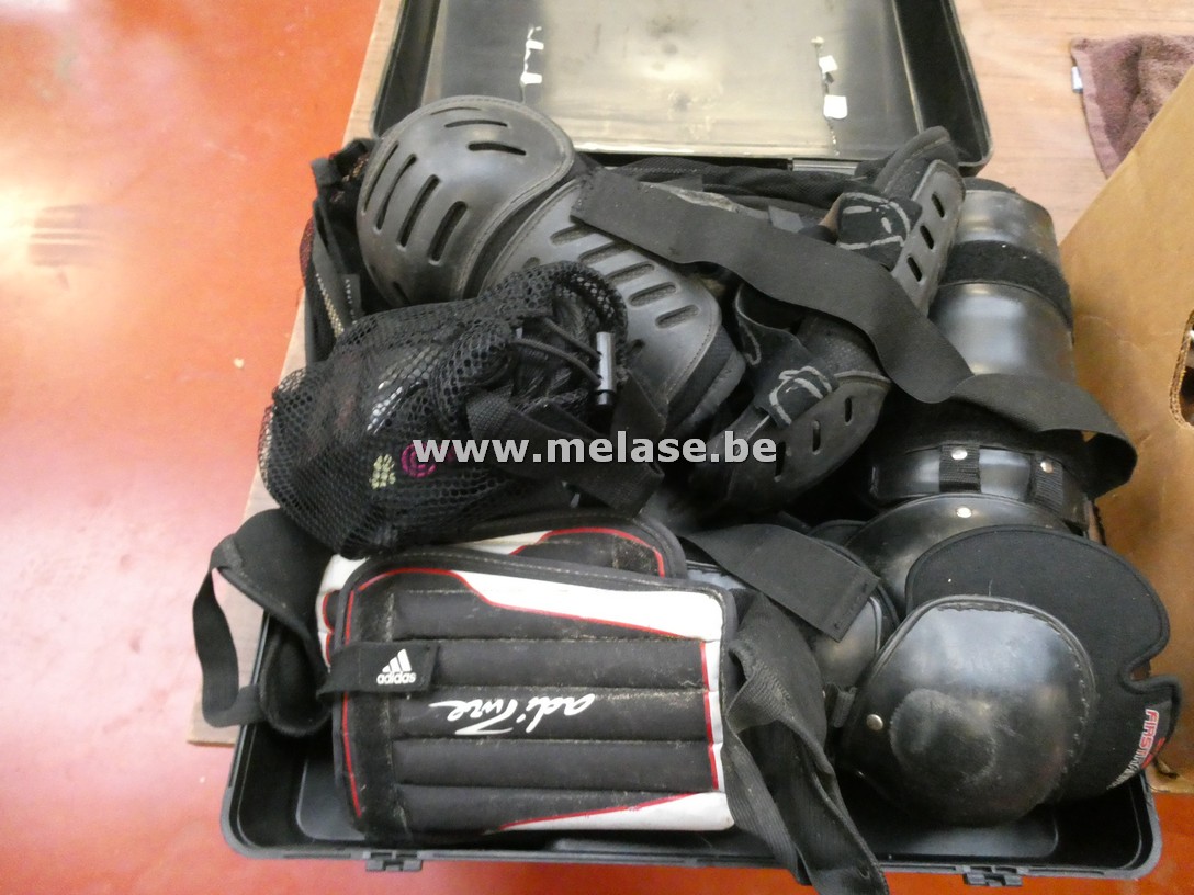 Diverse beschermingskleding in koffer