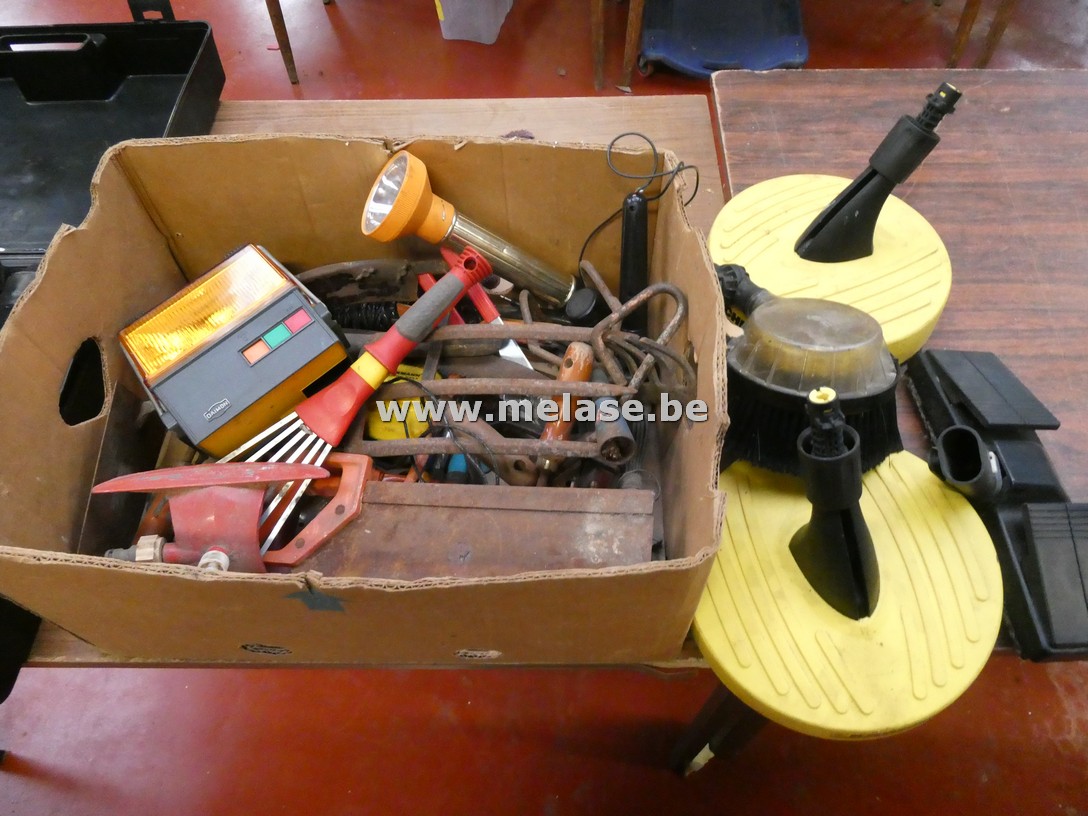 Doos divers gereedschap/werkmateriaal