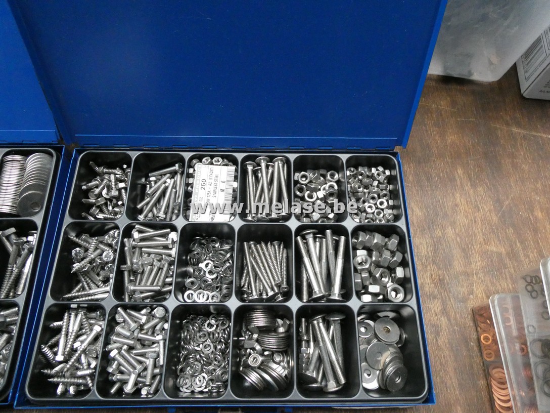 Metalen bakje "bouten en moeren"