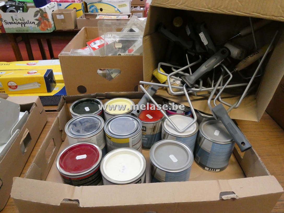 Diverse potten verf en lak + verftoebehoren