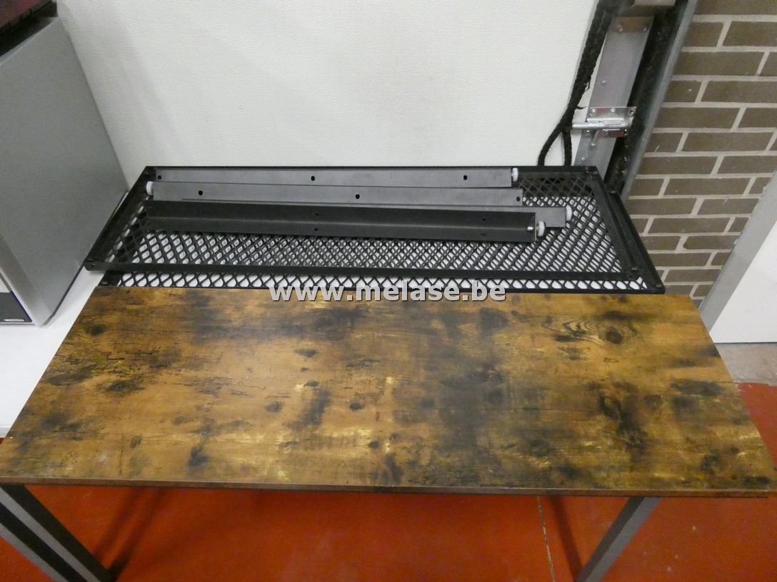 Metalen rekje met houten blad