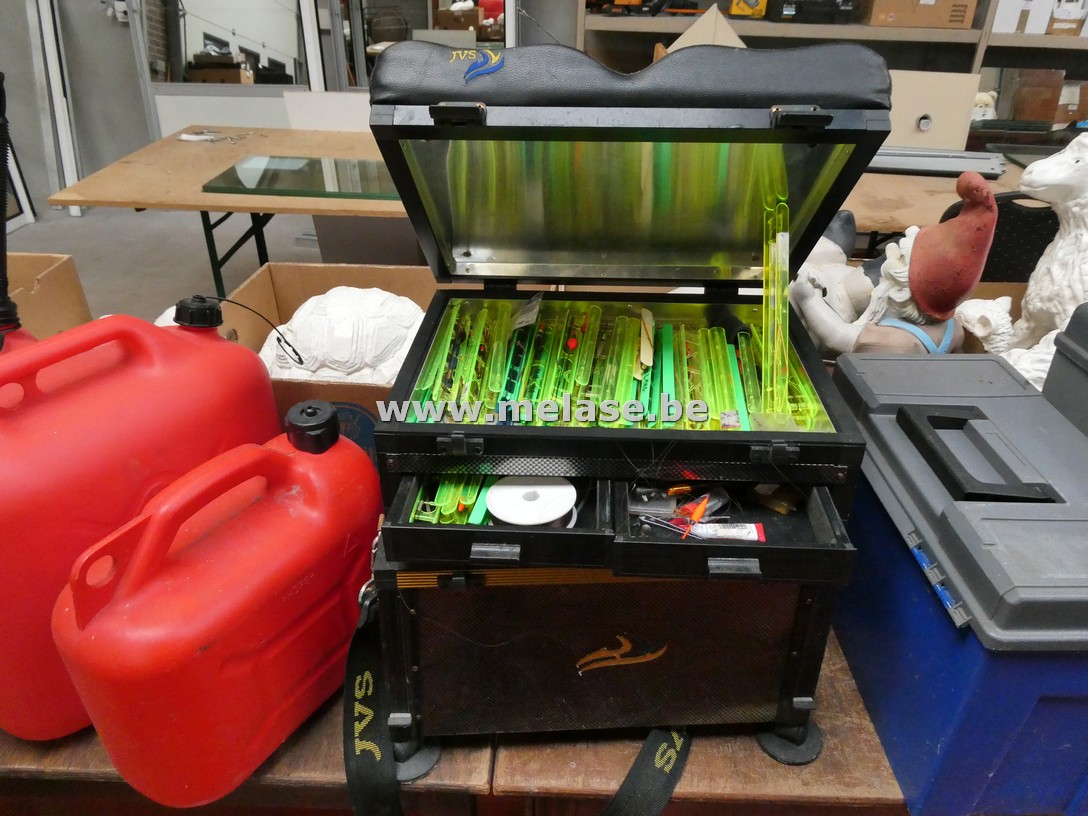 Visbak "JVS" + inhoud