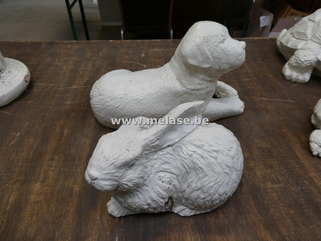 Betonnen tuinbeelden "hond en konijn"