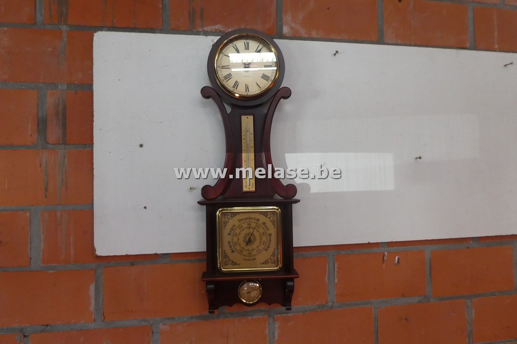 Wandklok met thermometer en barometer