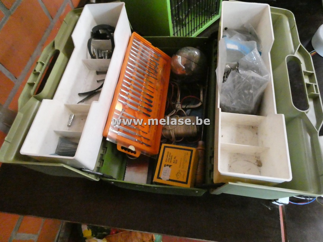 Gereedschapskoffer + inhoud + rol ijzerdraad