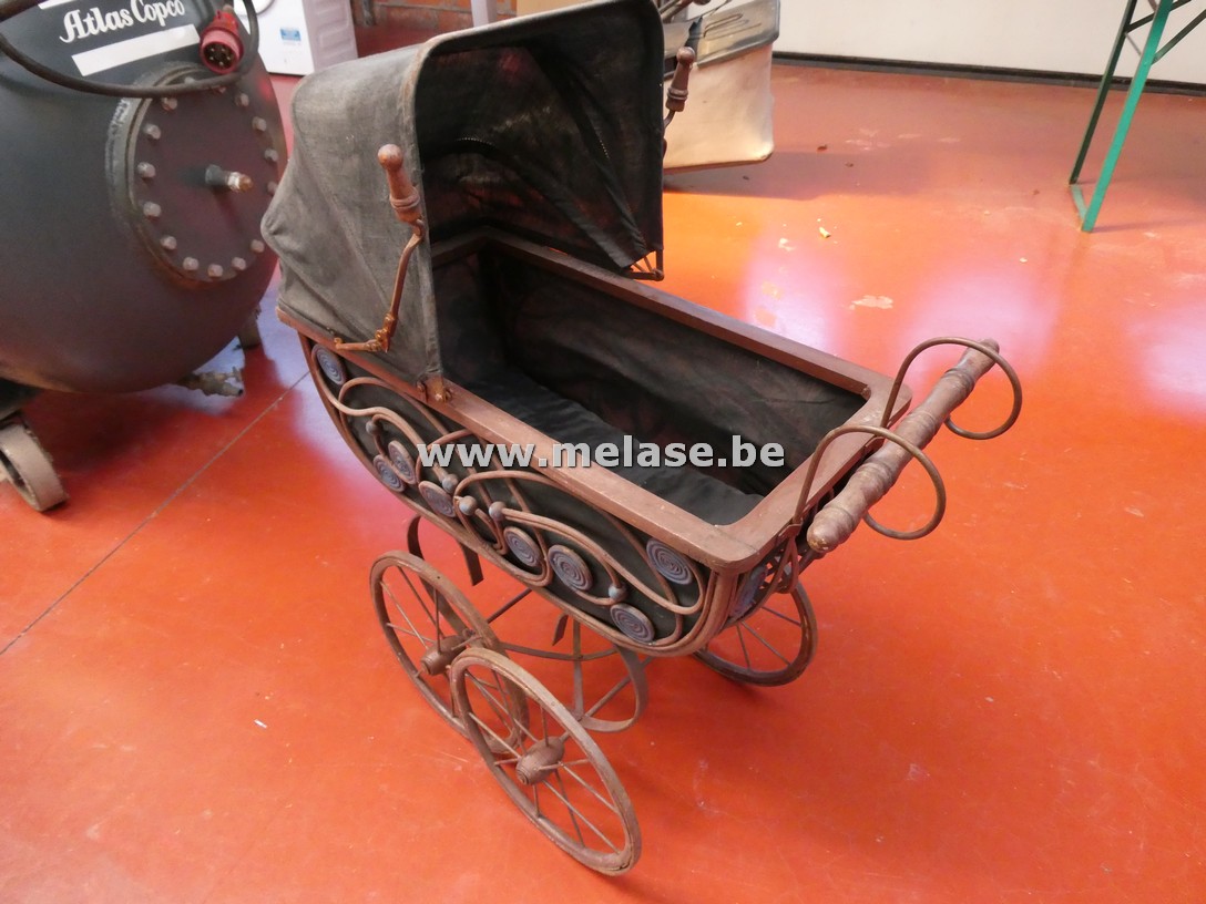 Antieke decoratieve kinderwagen