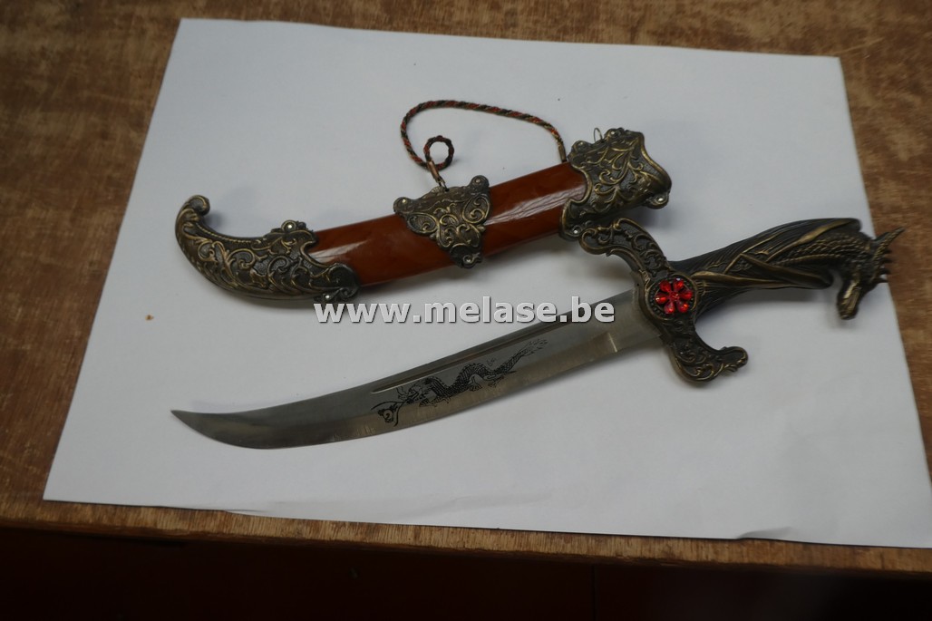 Decoratieve fantasiedolk "met  draakmotief"