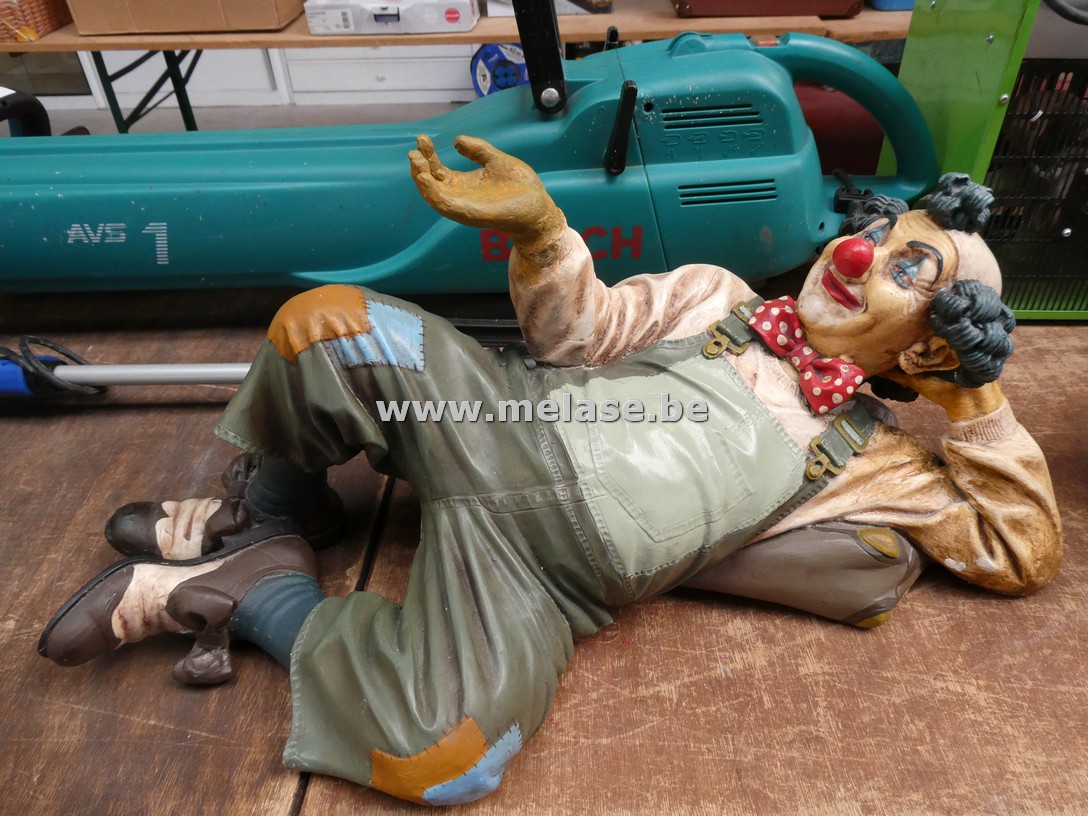 Beeld "liggende clown"