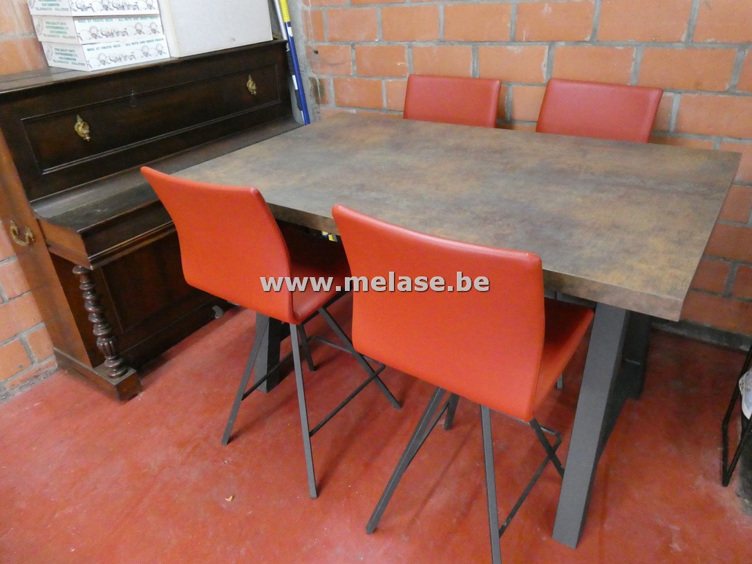 Tafel + 4 halfhoge stoelen
