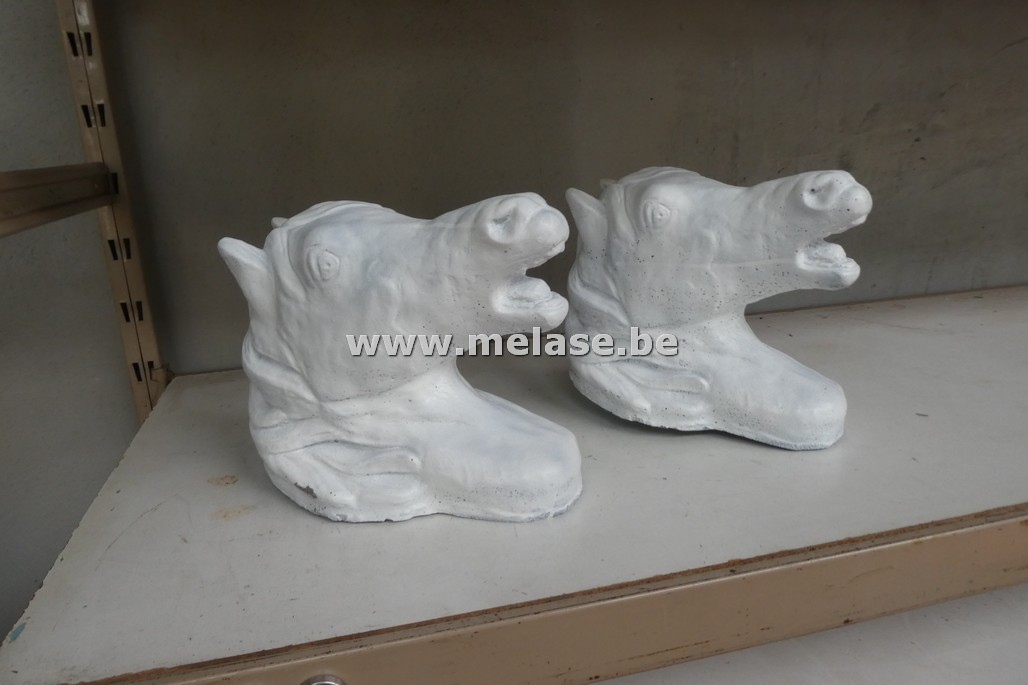 Witte betonnen paardenhoofden