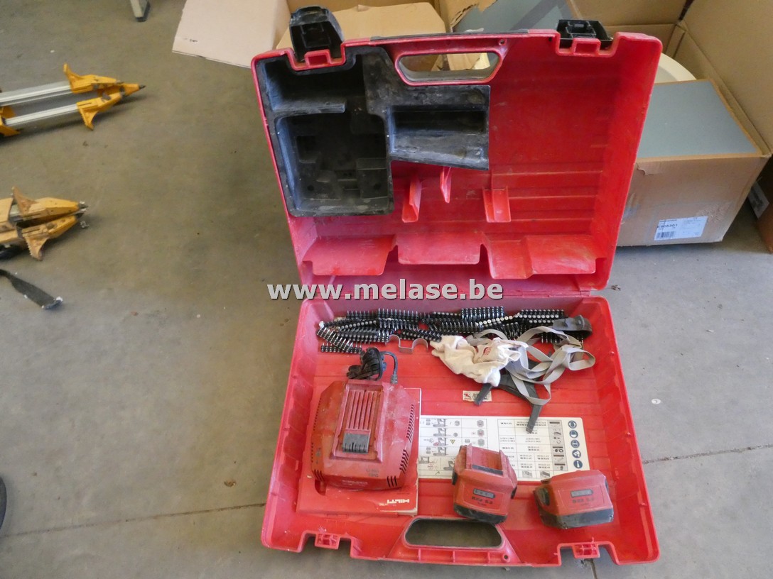 Batterijlader + 2 batterijen "Hilti"