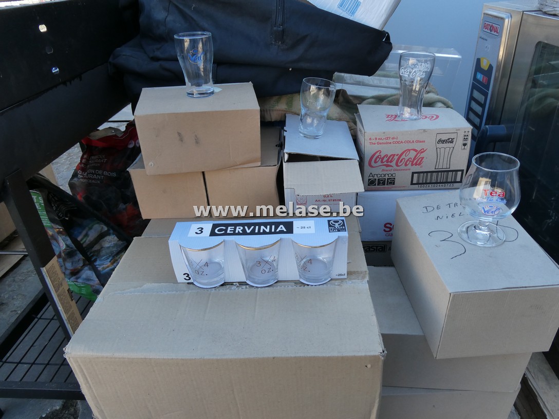 Diverse glazen "frisdrank"