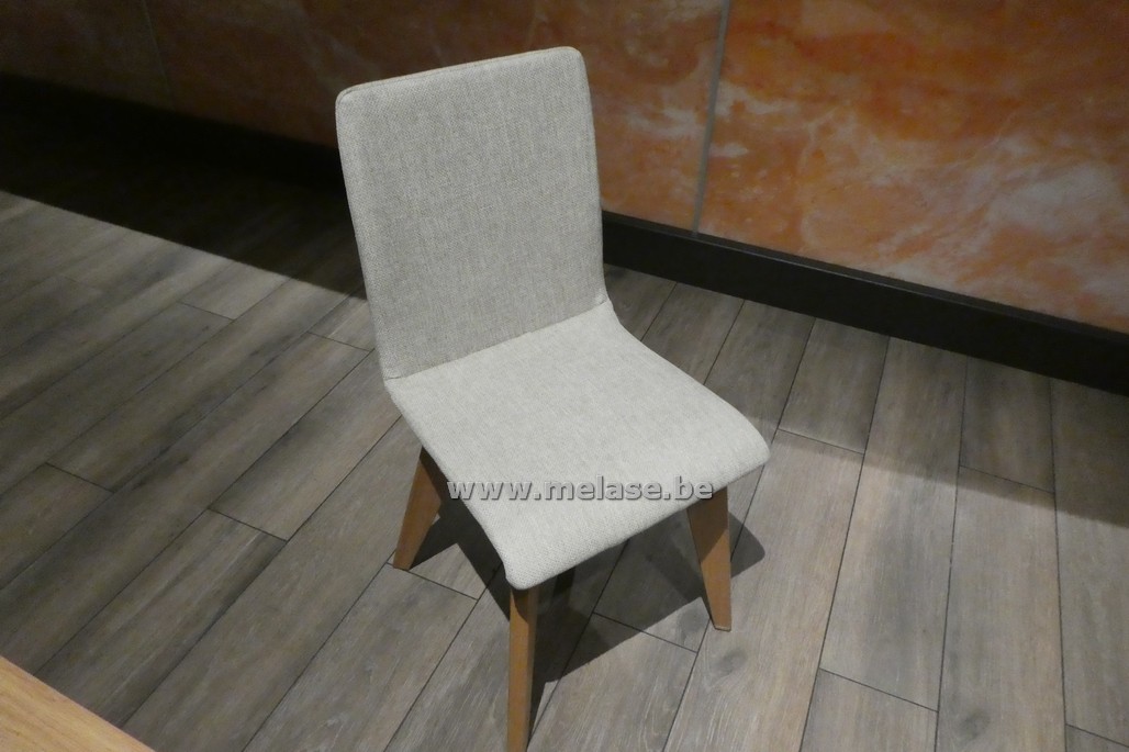 Stoelen "beige stoffen zit en rug"