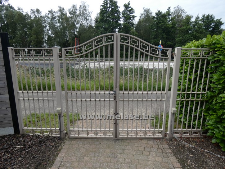 Dubbele metalen poort